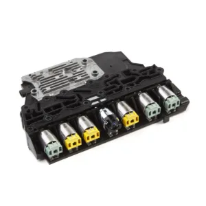 Solenoid Pack con unidad de control para transmisión automática 6T40E visto en primer plano sobre fondo neutro.